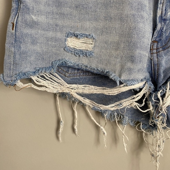 BDG Urban Outfitters Distressed Denim Women's Light Wash Cut-off Jean Shorts‎ - Picture 3 of 12